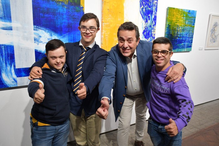 El diputado Pablo barroso con los jóvenes de Down Talavera