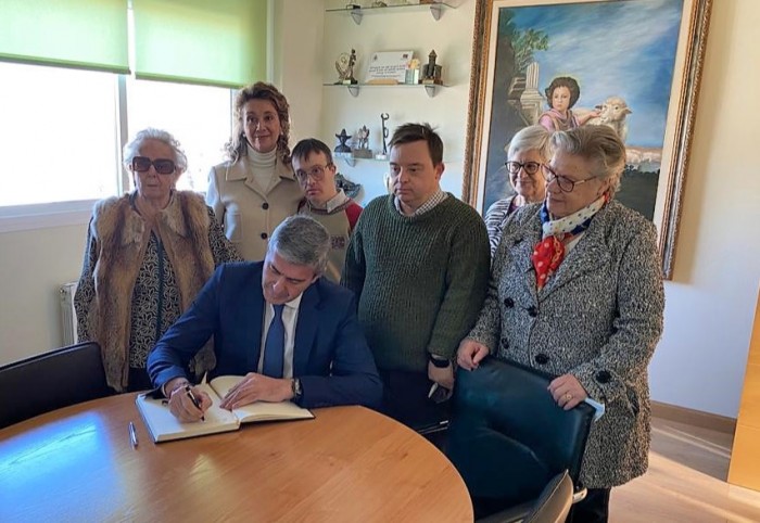 Firma en el libro de honor de la Asociación