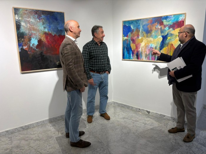 Tomás Arribas visita la exposición de Agustín Decórdoba