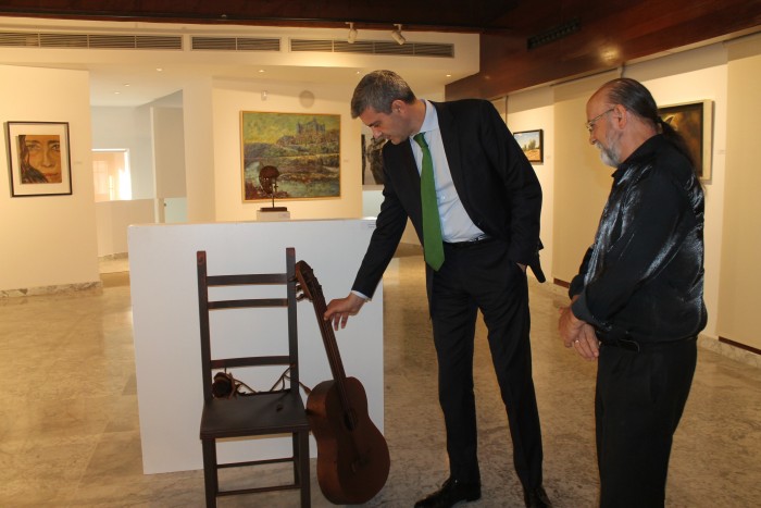 Imagen de Álvaro Gutiérrez visitando la exposición en San Clemente junto al organizador de la misma