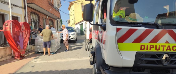 Imagen de  Los vecinos reciben el agua