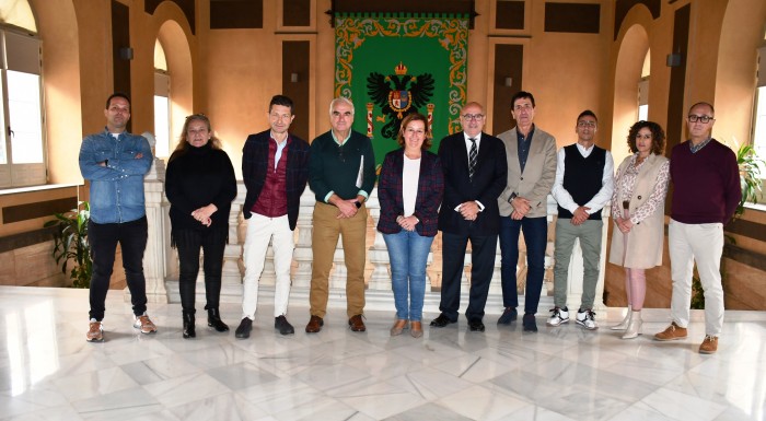 Imagen de Concepción Cedillo con los representantes de las centrales sindicales