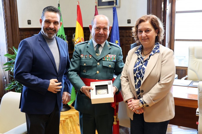 Imagen de La presidenta de la Diputación se ha despedido del general Cortés Méndez