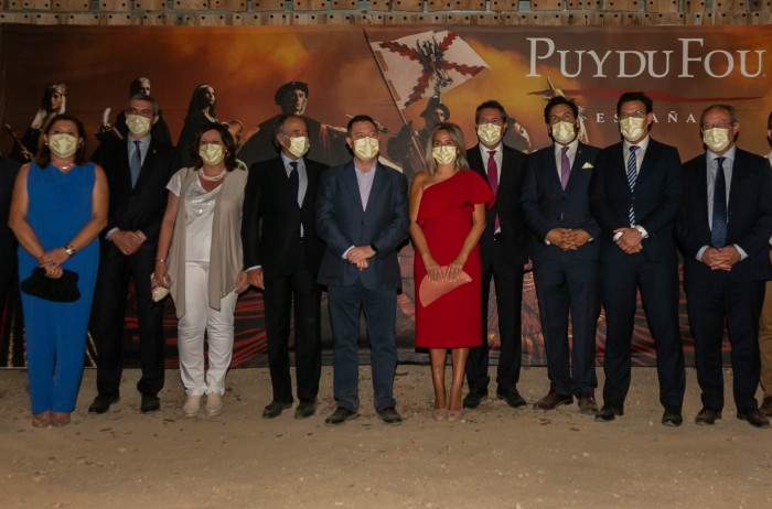Álvaro Gutiérrez junto a los asistentes al espectáculo Puy Do Fou
