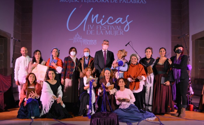 Imagen de Álvaro Gutiérrez con las protagonistas de la Gala Únicas