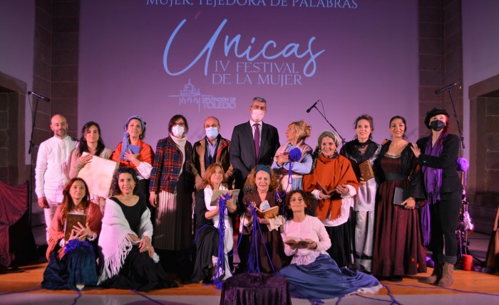 Álvaro Gutiérrez con las protagonistas de la Gala Únicas