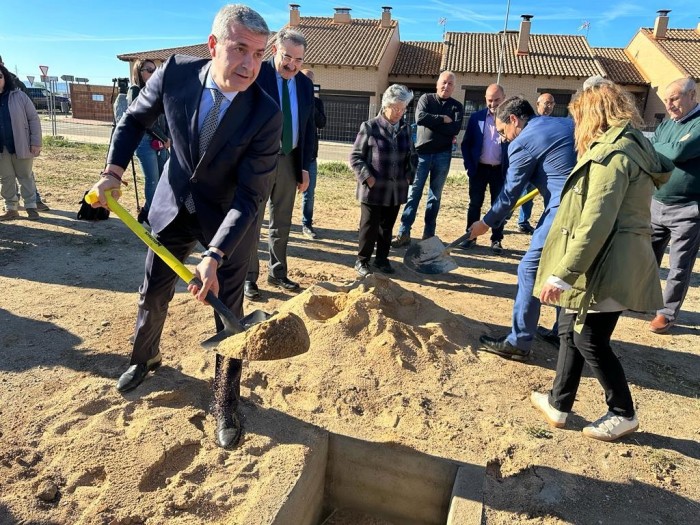 Imagen de Simbólica primera piedra del nuevo consultorio local