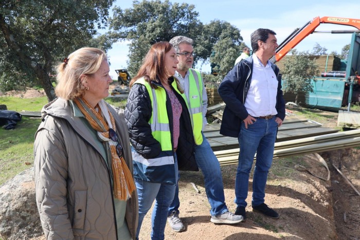 Marina García supervisando el hábitat del lince