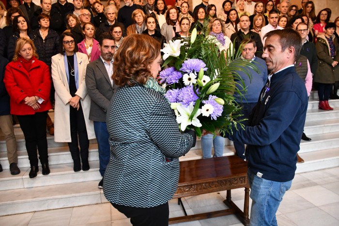 Imagen de Cedillo coloca un ramo de flores en recuerdo de las víctimas