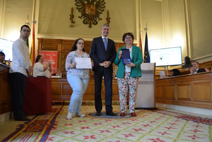 Imagen de Álvaro Gutiérrez entrega premio a Colegio Virgen del Carmen