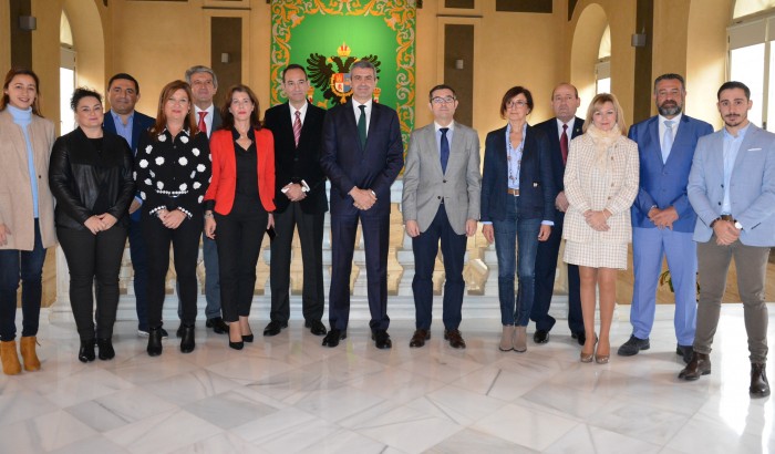 Álvaro Gutiérrez con el equipo de gobierno en la presentación de los presupuestos