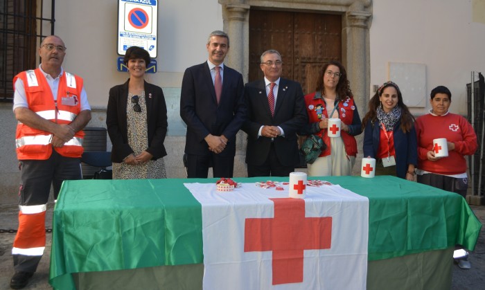 Imagen de Álvaro Gutiérrez y Juan Carlos Santos en la mesa de Cruz Roja ante la Diputación de Toledo