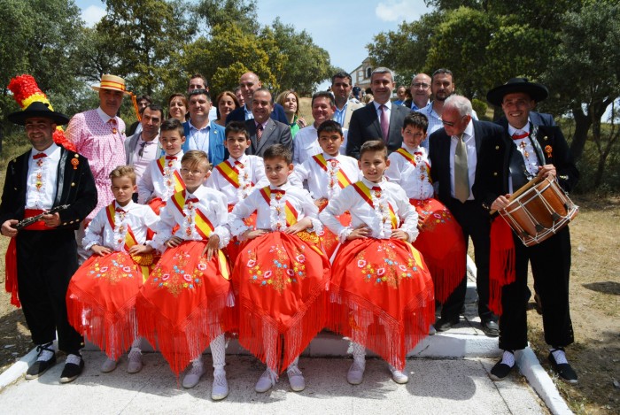 Imagen de Álvaro Gutiérrez posa con los niños danzantes