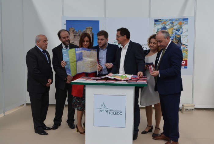 Imagen de Tomás Villarrubia con Nacho Hermando en el stand de la Diputación de Toledo en FERMACAM