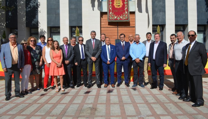 Imagen de Álvaro Gutiérrez con el alcalde de Novés, José Hernández, y ediles asistentes a la fiesta patronal