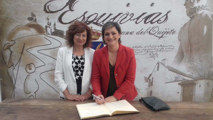 María Ángeles García junto a lá alcaldes de Esquivias, Milagros del Barrio