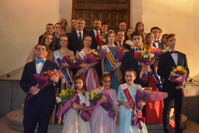 Imagen de Álvaro Gutiérrez con el alcalde, reinas, pregonero y asistentes a las fiestas de la Virgen del Pilar