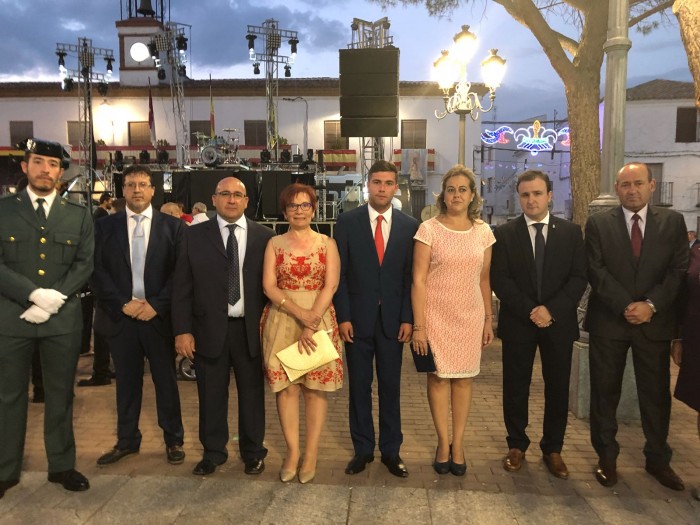 Imagen de Ángel Luengo junto a la alcaldesa de Villarrubia de Santiago, Concepción Monzón, en las fiestas