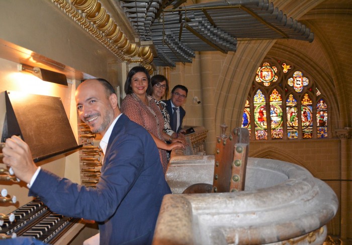 Ana Gómez en el órgano del Emperador de la Catedral de Toledo