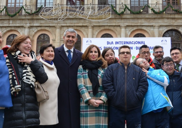 Imagen de Álvaro Gutiérrez con las presidentas de MARSODETO y APANAS