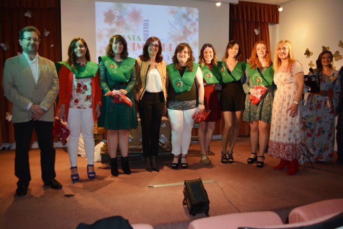 Ana Gómez con las chicas graduadas