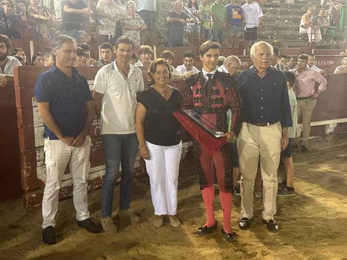 Imagen de 17082024 Concepción Cedillo entrega el trofeo a Esteban Gordillo (2)