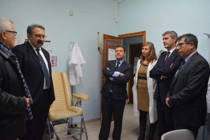 Álvaro Gutiérrez visitando el actual consultorio de Villarrubia que será reformado