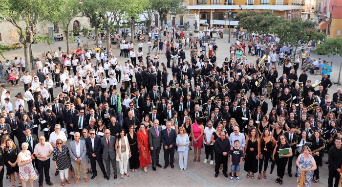 Imagen de Ana Gómez junto a los participantes y asistentes al certamen