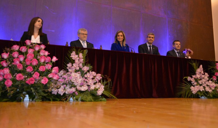 Alvaro Gutiérrez en la mesa presidencial