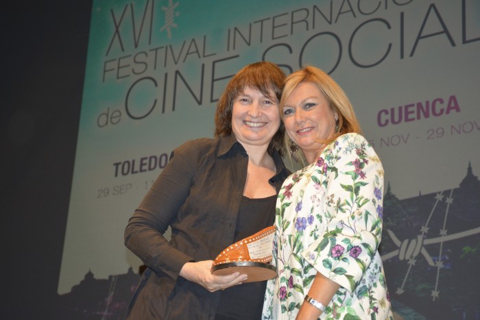 Imagen de María José Gallego entregando el premio del FECISO a la actriz Asumpta Serna
