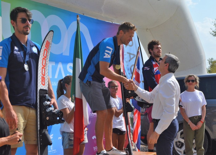 Imagen de Álvaro Gutiérrez entregando la medalla de oro a uno de los campeones europeos de sky acuático