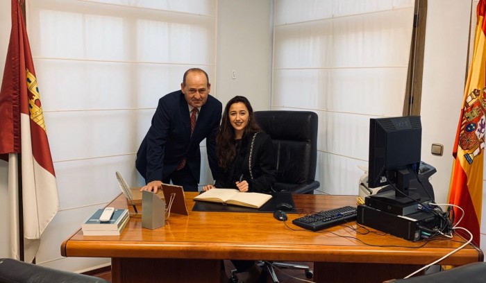 Imagen de Alicia Martín firmando en el libro de honor del Ayuntamiento