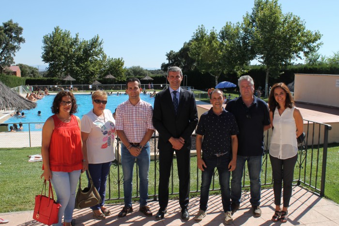 Imagen de Álvaro Gutiérrez con Jaime Corregidor y miembros Ayuntamiento Navalcán