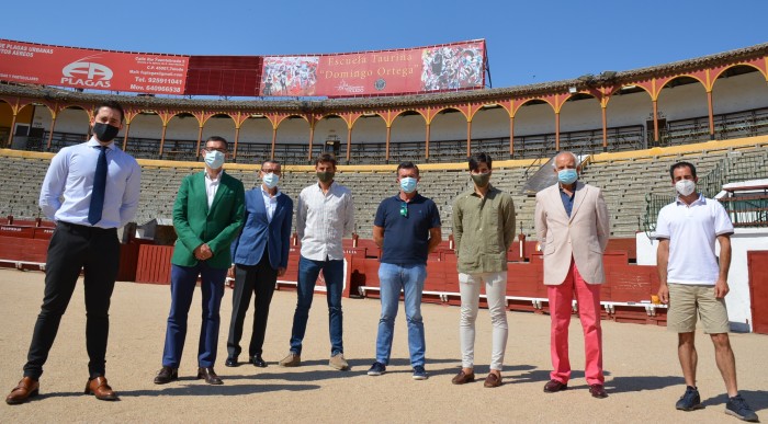 Imagen de Fernando Muñoz con miembros de la Comunidad de Propietarios de la Plaza de Toros de Toledo