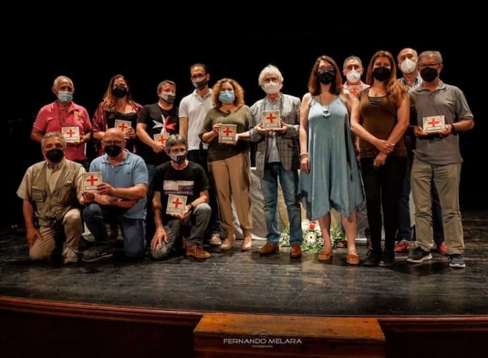 Imagen de Cristina Cebas con Ismael Pinel y resto de asistentes a la presentación del documental