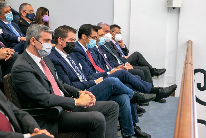 Imagen de Álvaro Gutiérrez y los presidentes provinciales siguiendo el Debate del Estado de la Región