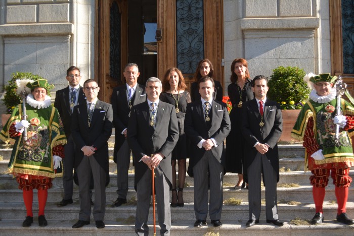 Imagen de Álvaro Gutiérrez y miembros de la corporación provincial ante la fachada de la Diputación