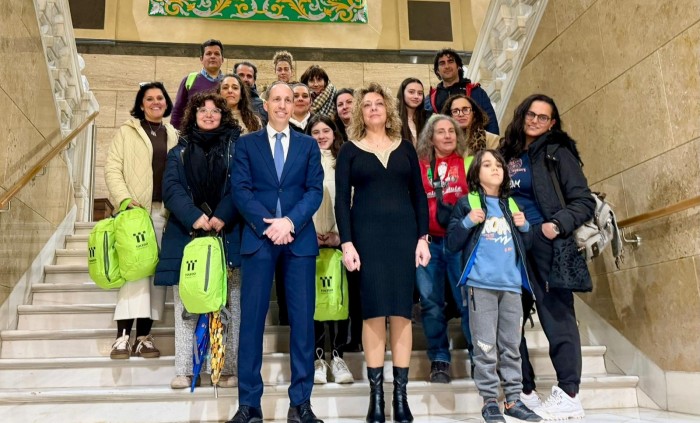 Imagen de Daniel Arias con las familias beneficiadas con el programa