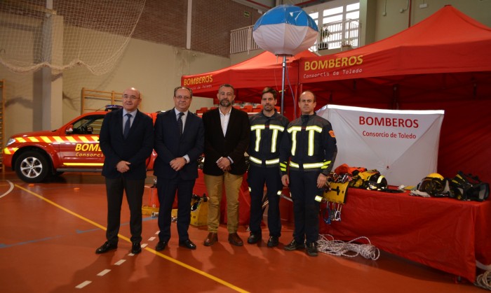 Imagen de Rafael Martín con el consejero en el stand del CPEIS