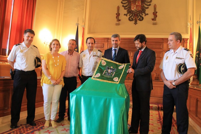 Imagen de Álvaro Gutiérrez entrega a la Policía Nacional el guión honorífico de la provincia de Toledo