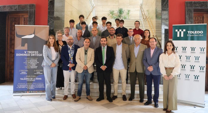 Foto de familia presentación V Certamen Domingo Ortega