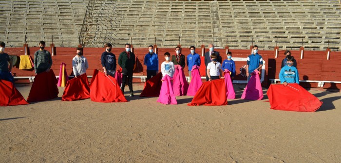 Imagen de Fernando Muñoz posando con los alumnos de la Escuela Taurina