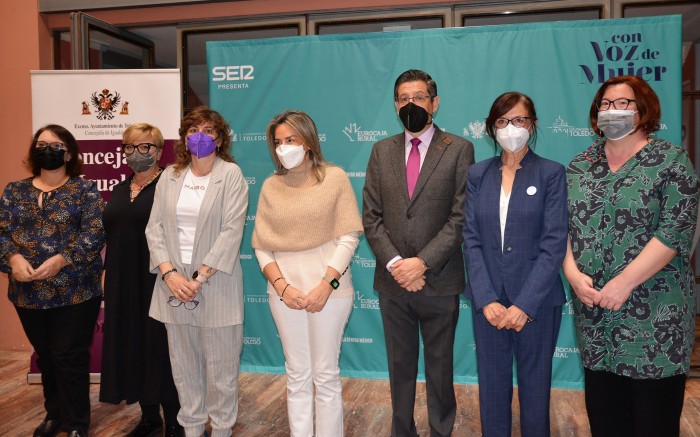 Imagen de Ana Gómez junto a participantes en el foro 