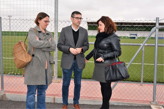 Imagen de Fernando Muñoz, Dolores Verdúguez y Gema Torres en la zona deportiva