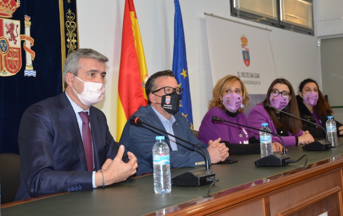 Álvaro Gutiérrez durante su intervención en la inauguración en el Ayuntamiento
