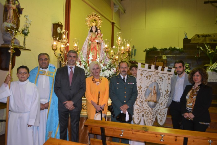 Álvaro Gutiérrez y los asistentes a la procesión ante la Virgen del Rosario, patrona de Ontígola