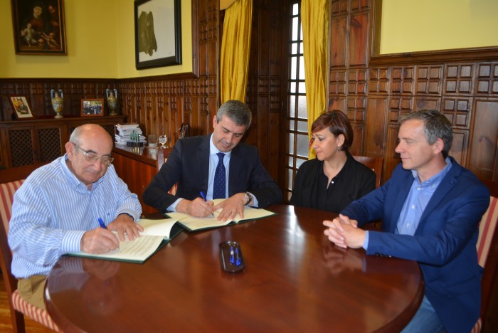 Firmando el convenio