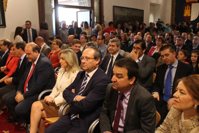 Imagen de Álvaro Gutiérrez junto a los asistentes al acto en el Palacio de Fuensalida de Toledo