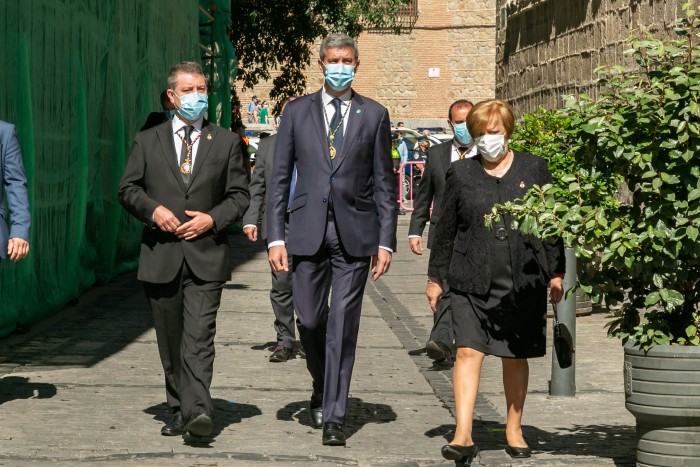 Álvaro Gutiérrez con Emiliano García-Page camino de la Catedral