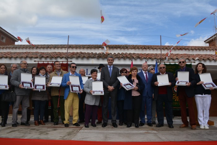 Imagen de Álvaro Gutiérrez con loa trabajadores que recibían la placa por su jubilación